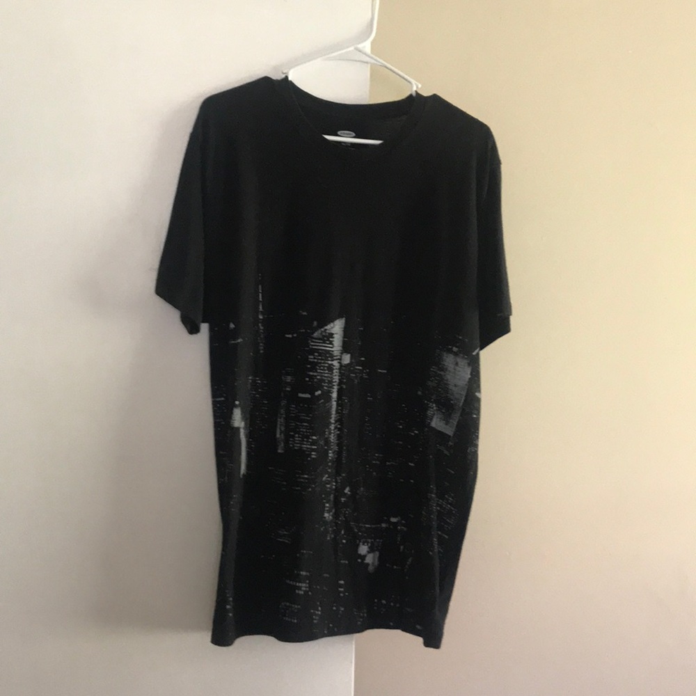 Old navy graphic tee city skyline black and white